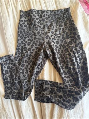 Lululemon 23” align in gray leopard